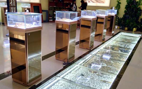 黃金展示柜通過環保材料來制作提升品質