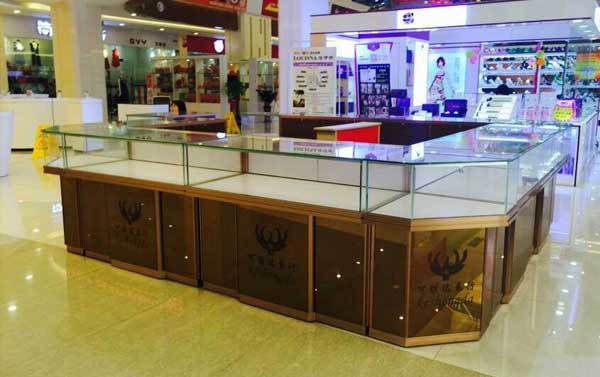 玻璃精品展柜廠家可不可以定制，怎么看?