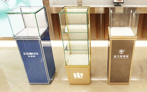 商場玻璃展示柜導(dǎo)軌是否容易損壞？配件更換成本高不高？